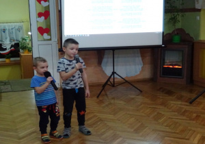 Dwóch braci śpiewa piosenkę, na ekranie wyświetlane są słowa piosenki.